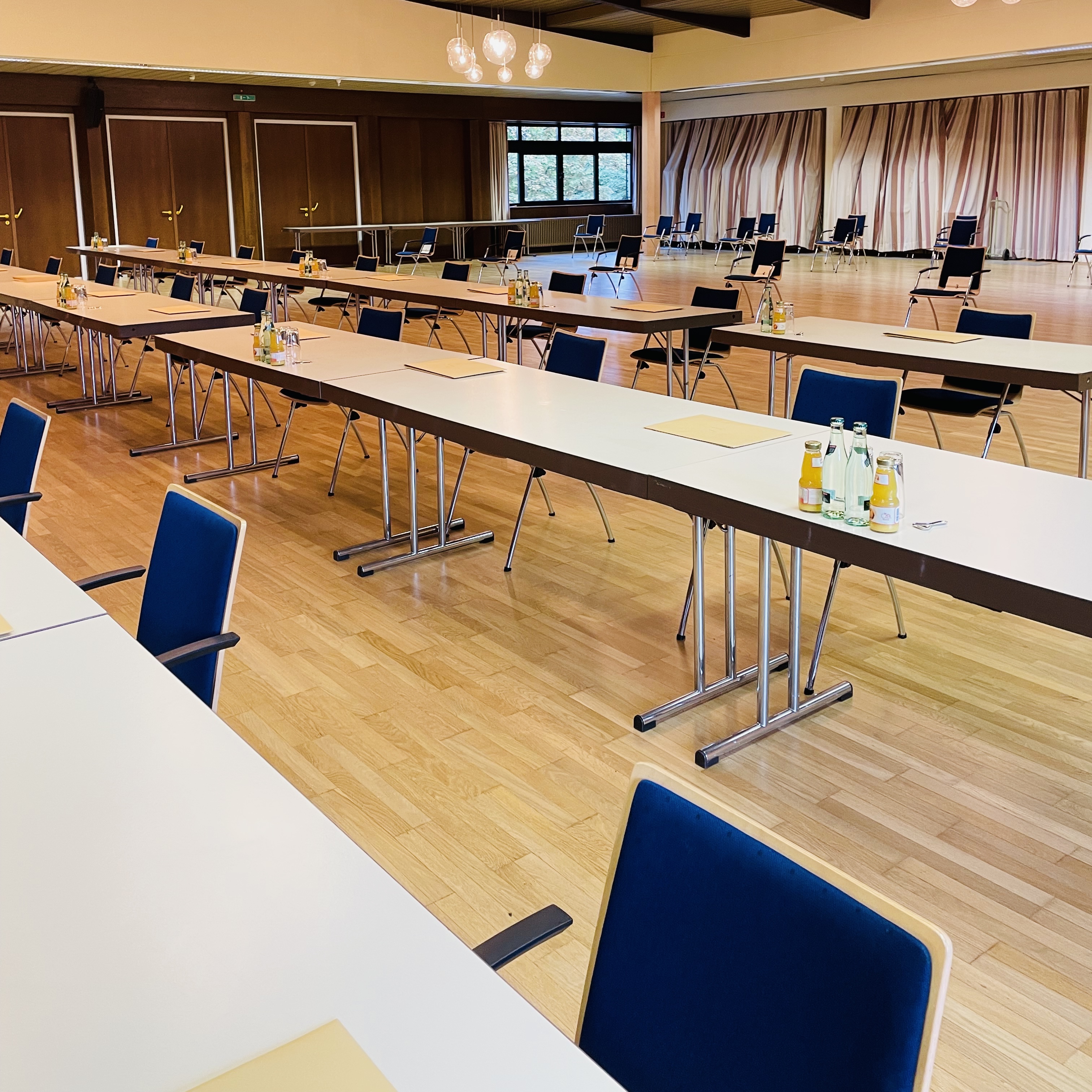 Bestuhlung des Gemeinderates Bovenden im Bürgerhaus