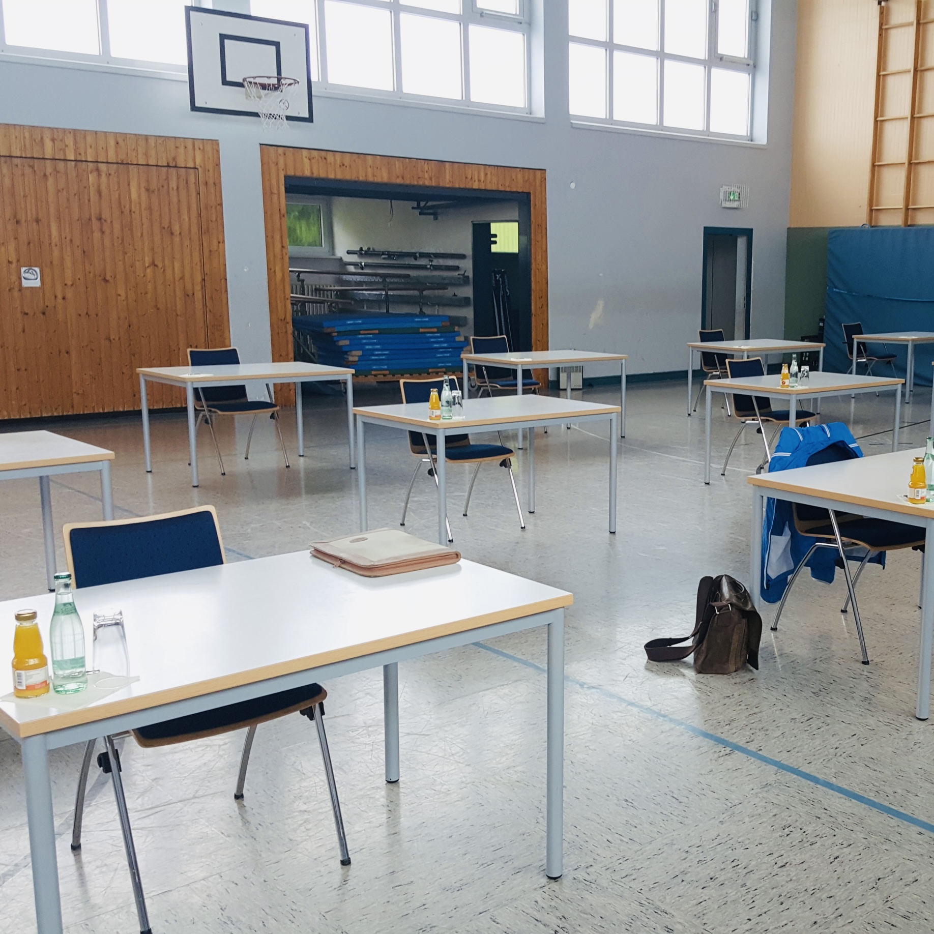 Gemeinderat unter Pandemiebedingungen in der Sporthalle der Grundschule Bovenden